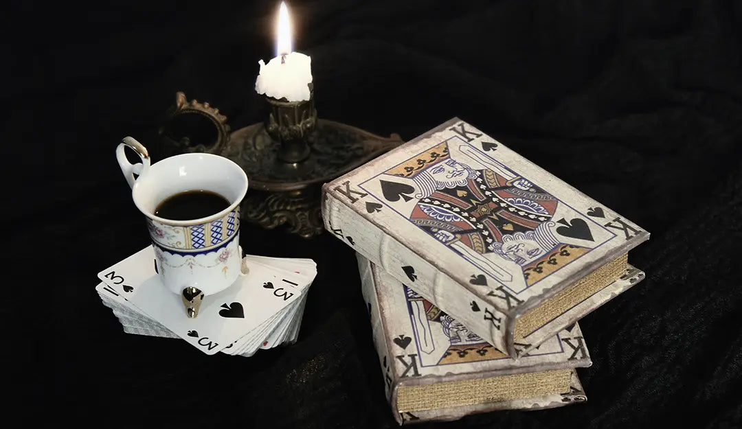 Storage box for playing cards King of Spades